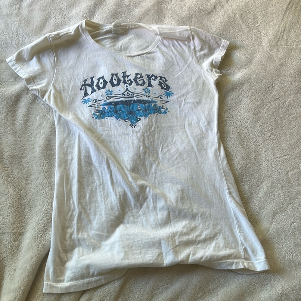 Hooters tee
